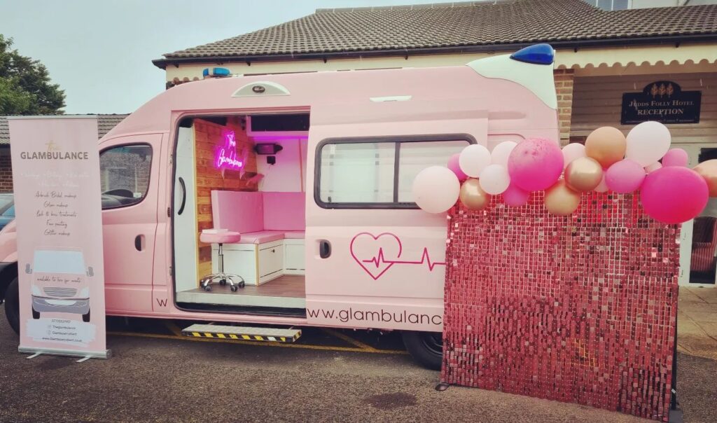 the british woman who went viral after Transforming an old ambulance into a mobile beauty salon.