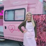 the british woman who went viral after Transforming an old ambulance into a mobile beauty salon.