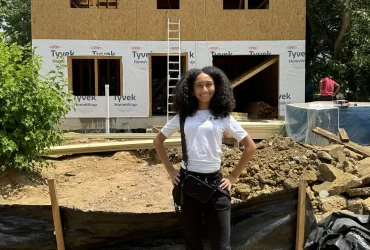 Alianna Hines, 15, is the youngest house flipper, earning £350K by transforming 12+ homes since age 8. Follow her inspiring journey in real estate and construction!